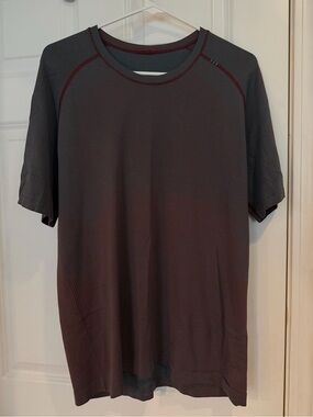 lululemon athletica Men's Short Sleeve Tee in Charcoal with Maroon Trim